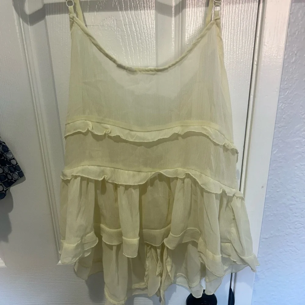 Chic off white Ruffled Top - Picture 3 of 3